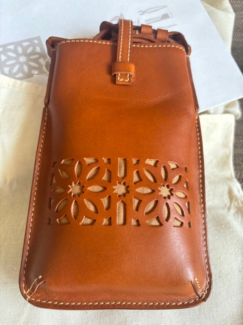 ゲンテン　genten カットワークレザー スマホショルダーバッグ ブラウン