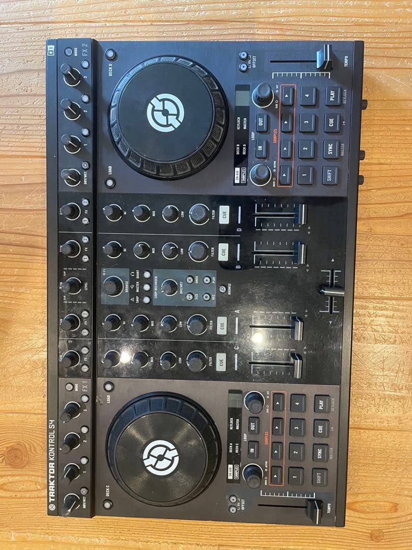 Traktor Kontrol S4 DJコントローラー