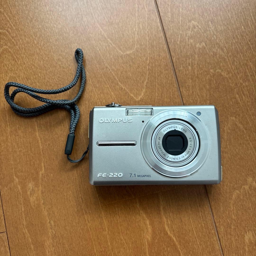 Olympus デジカメ　FE-220 充電器付き