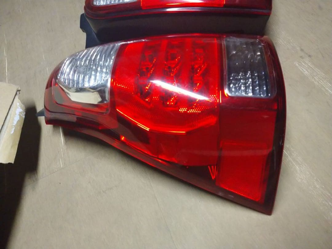 215ハイラックスサーフ純正テールランプ