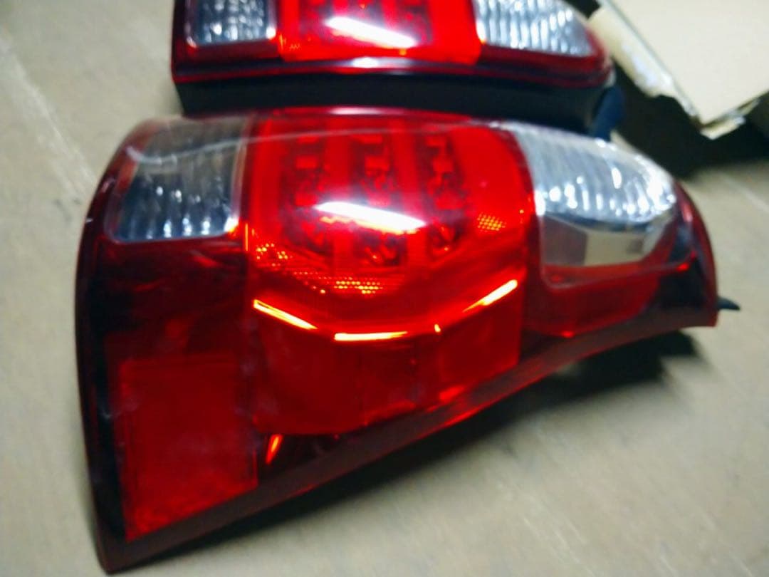 215ハイラックスサーフ純正テールランプ