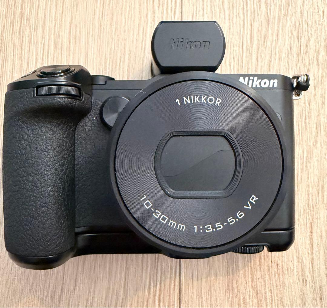 ニコンNikon1 v3 プレミアムキット　標準レンズ、ズームレンズ、おまけつき