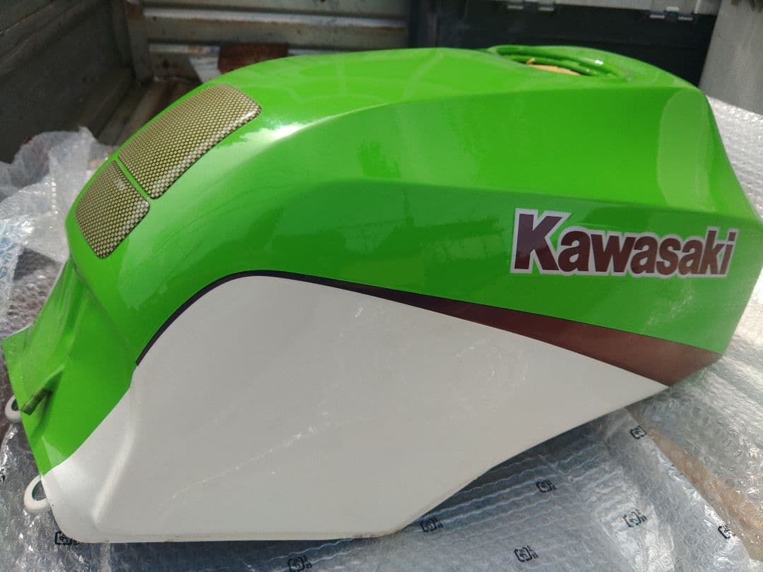 忍者　gpz900r ガソリンタンク　フューエルタンク　凹みあり