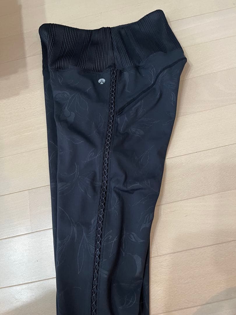 SUKARAエンボスリーフレギンス・ブラトップ　M　上下セット