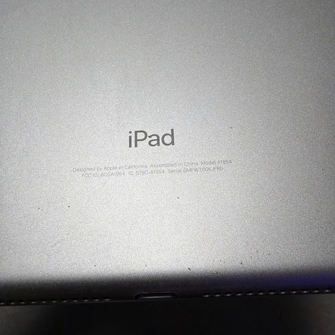 Apple iPad 第6世代　シルバー 本体　Lightningケーブル付き