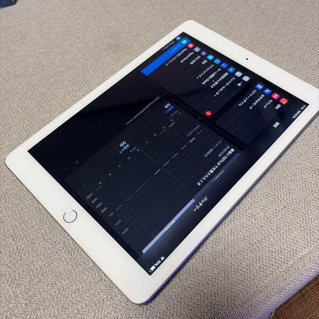Apple iPad 第6世代　シルバー 本体　Lightningケーブル付き