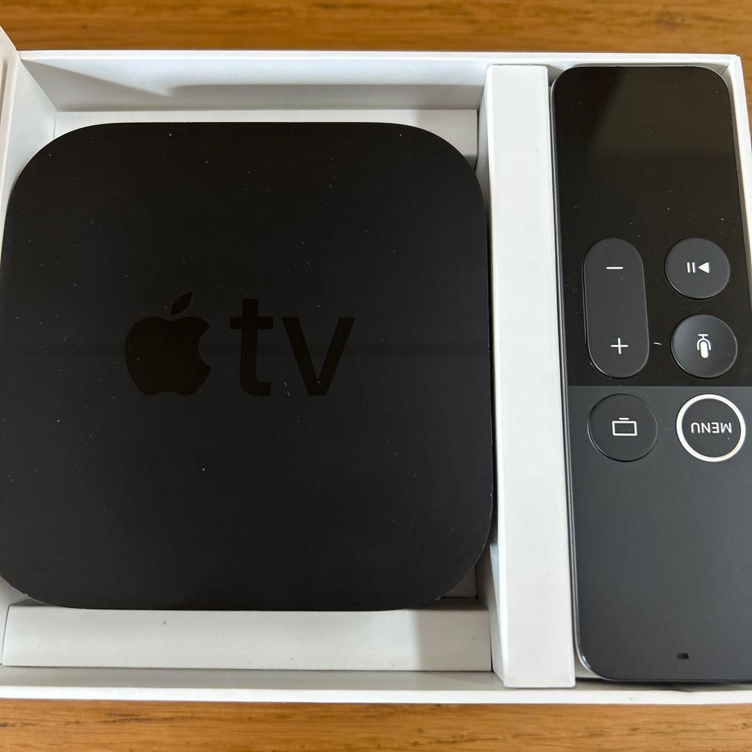 Apple TV 本体とリモコン、USBケーブル付き