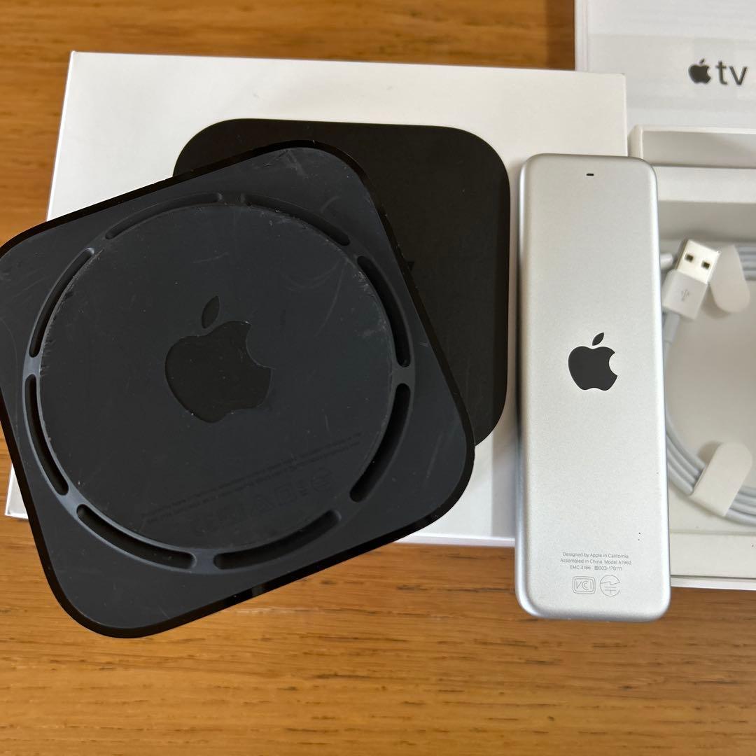 Apple TV 本体とリモコン、USBケーブル付き