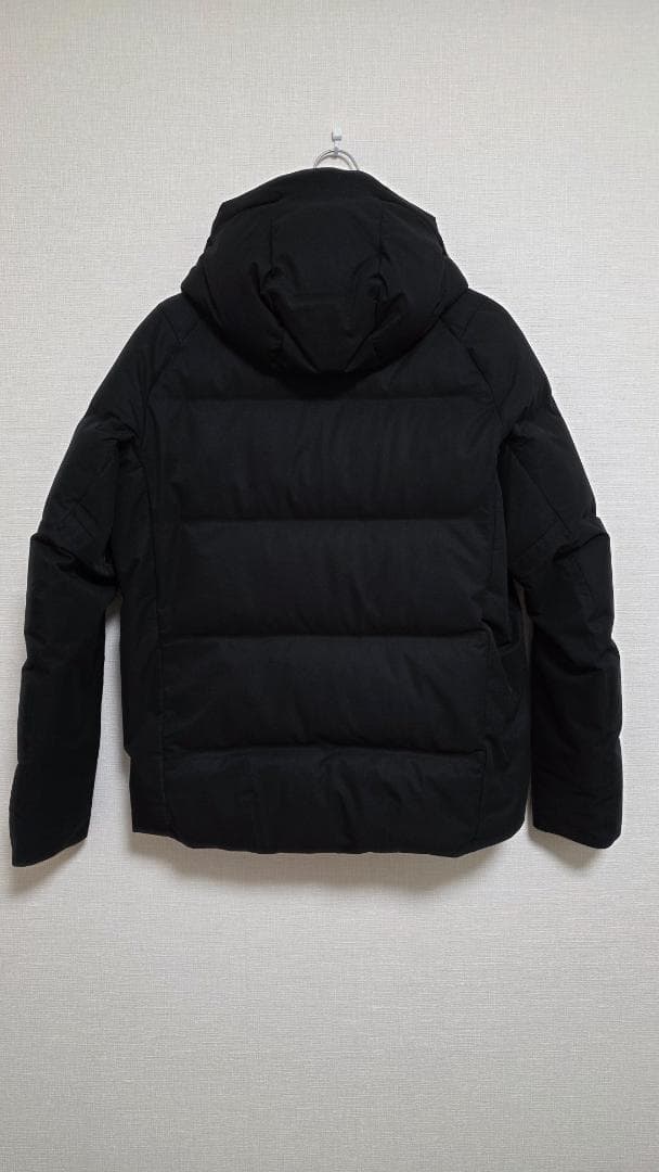 【お値下げ】DESCENTE　フード付きブラックダウンジャケット