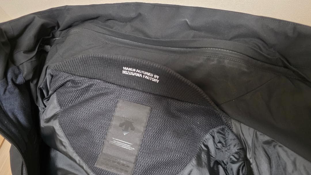 【お値下げ】DESCENTE　フード付きブラックダウンジャケット