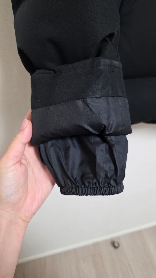 【お値下げ】DESCENTE　フード付きブラックダウンジャケット