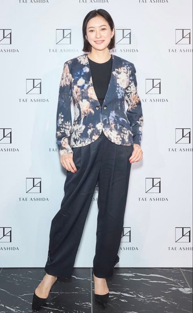 【超美品】タエアシダ 裾タックパンツ L〜XLサイズ 2024コレクション現行品