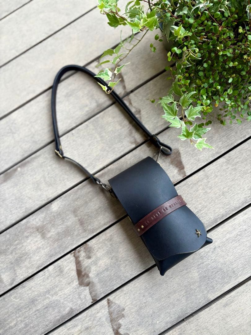 まる　ヌメ革ブラック蓋付きコンパクトシザーケース