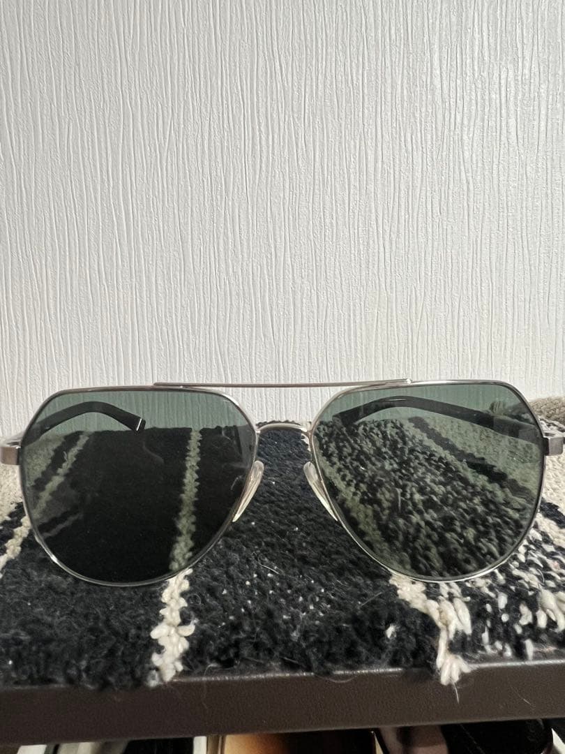 ブラピ着　ドルガバサングラス