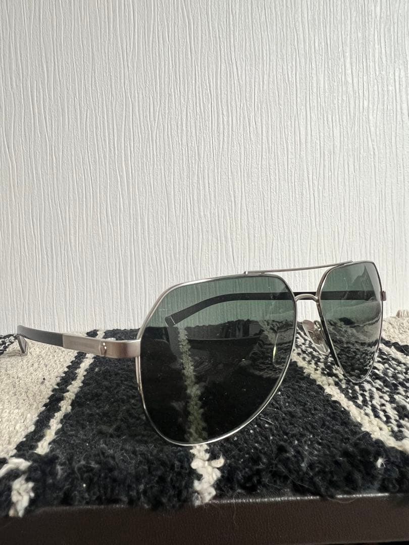 ブラピ着　ドルガバサングラス