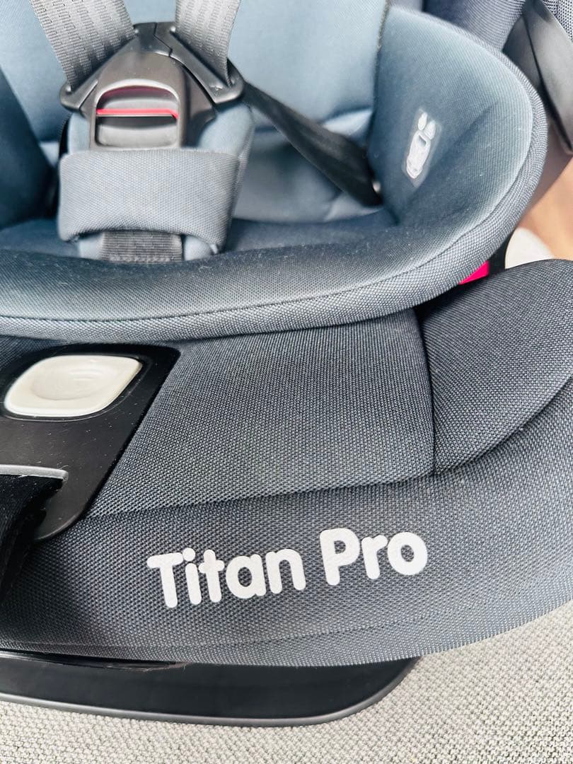 にし　Titan Pro 車用チャイルドシート ブラック