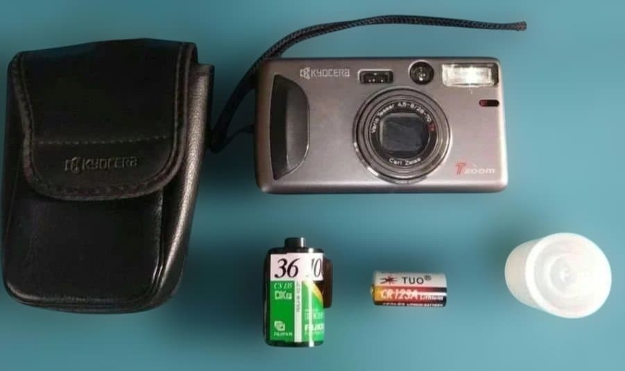 「中古」KYOCERA Tzoom Carl Zeiss フィルムカメラ＋付属品