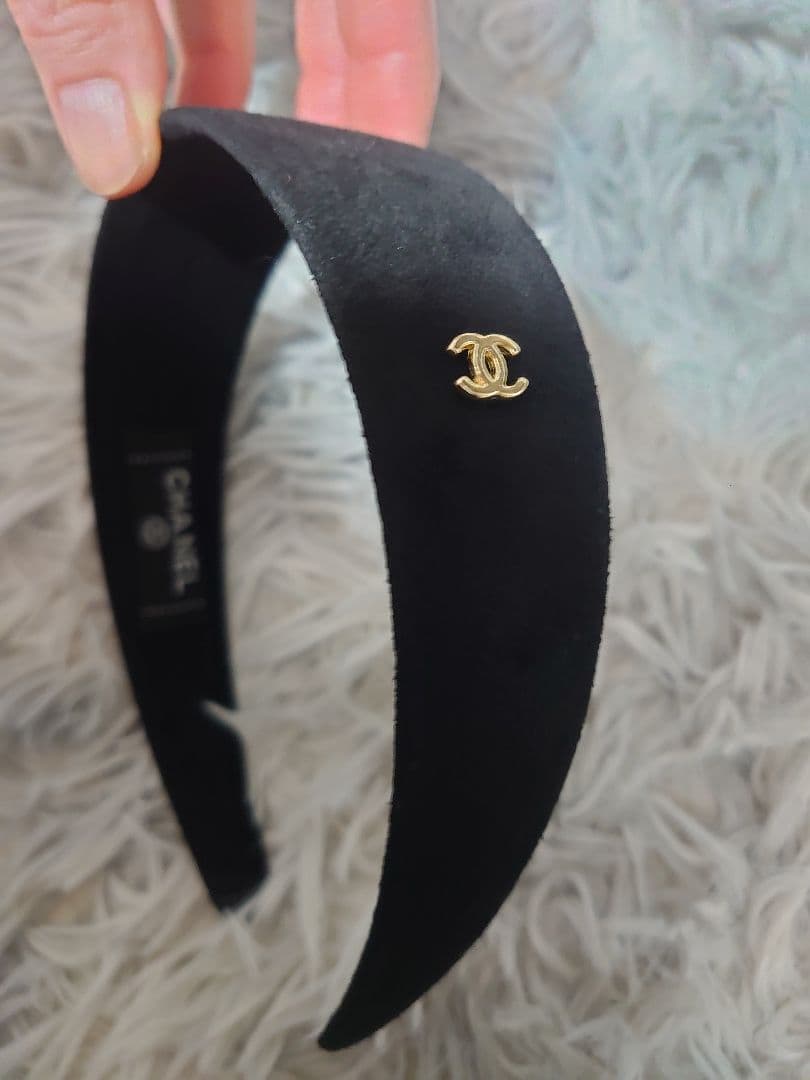 新品シャネルスエードカチューシャ黒ノベルティゴールドロゴヘアバンド