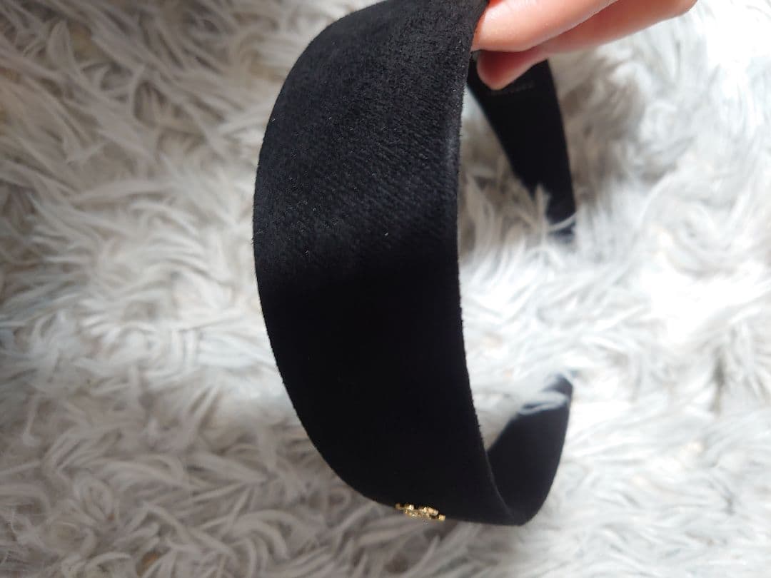 新品シャネルスエードカチューシャ黒ノベルティゴールドロゴヘアバンド