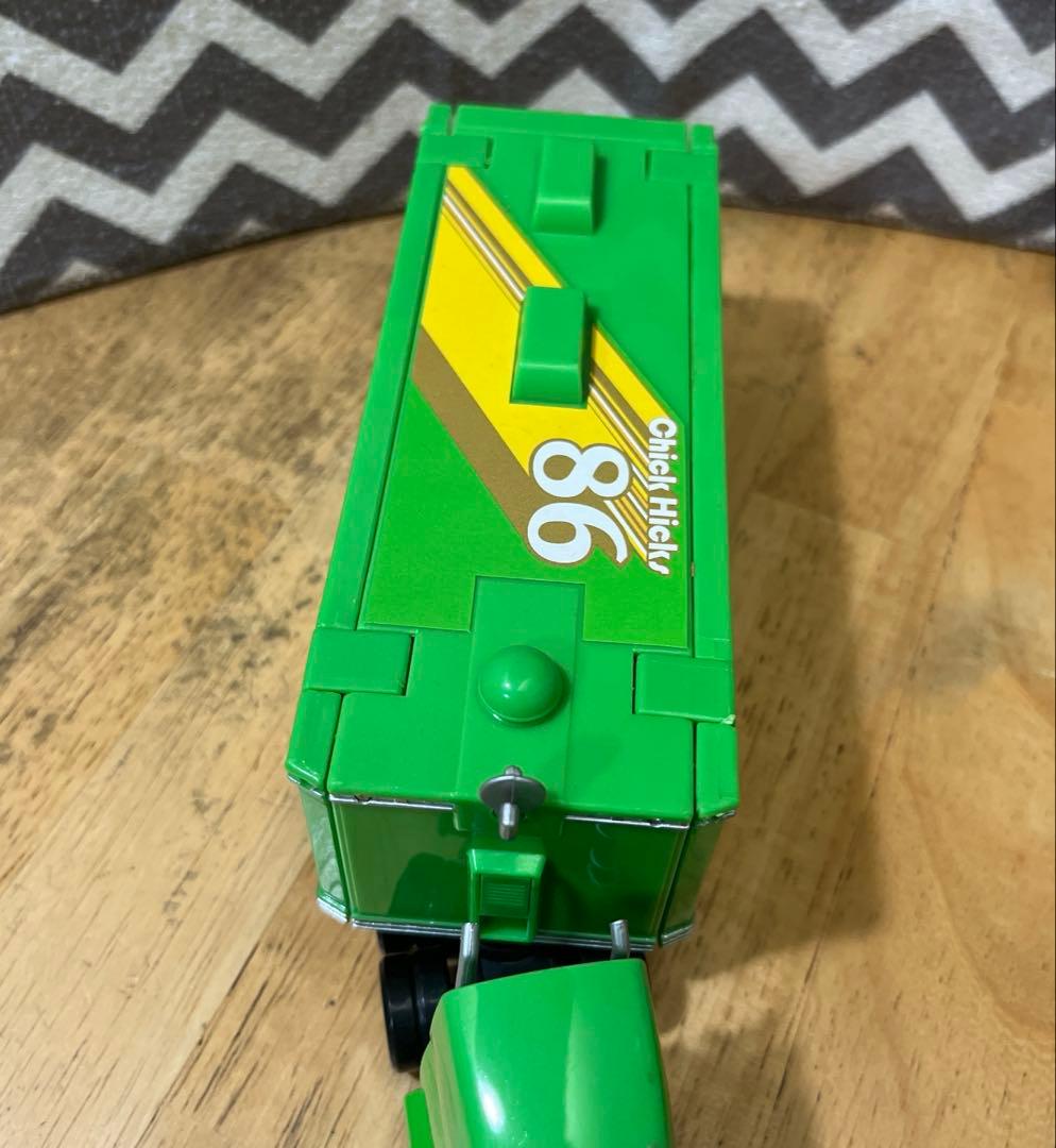 マテル　カーズ　チックヒックス 86 ハウラートレーラー、ピットクルーのセット