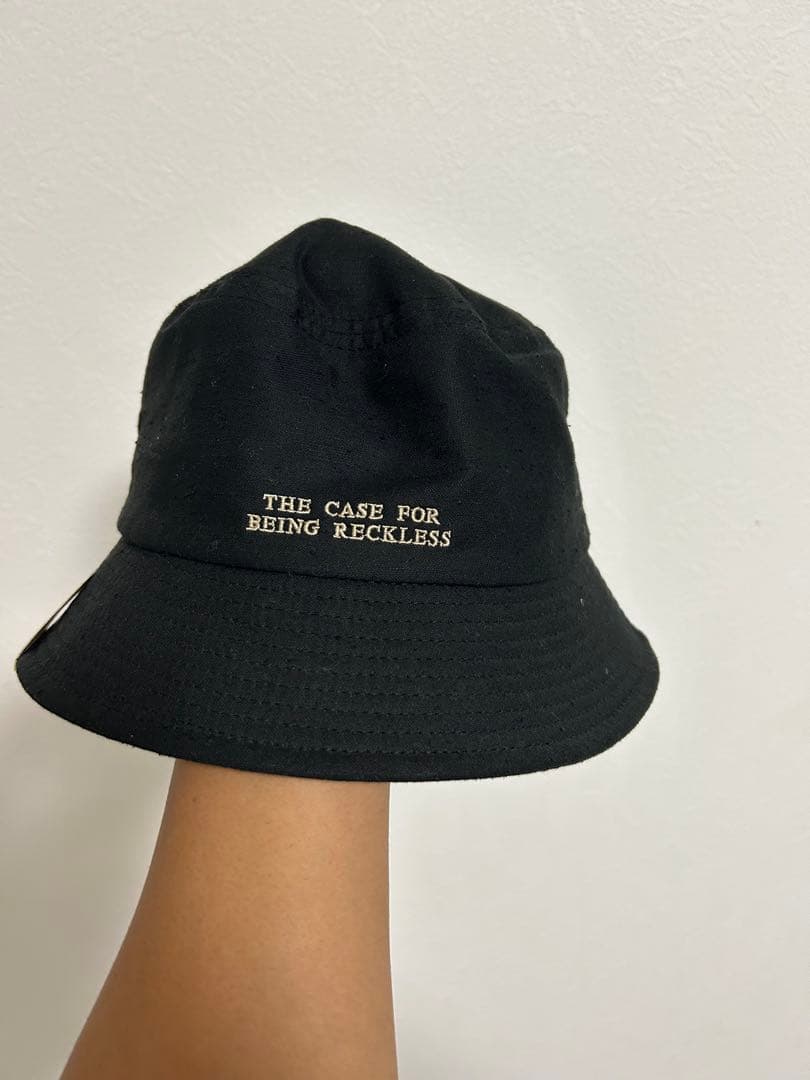 黒いバケットハット刺繍ロゴ付き
