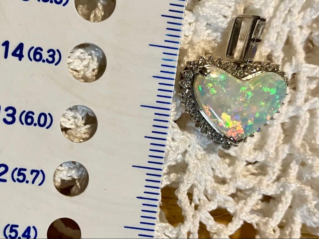 pt900＊美しいハートのオパール＆ダイヤ取り巻きペントップです