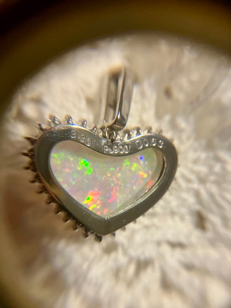 pt900＊美しいハートのオパール＆ダイヤ取り巻きペントップです