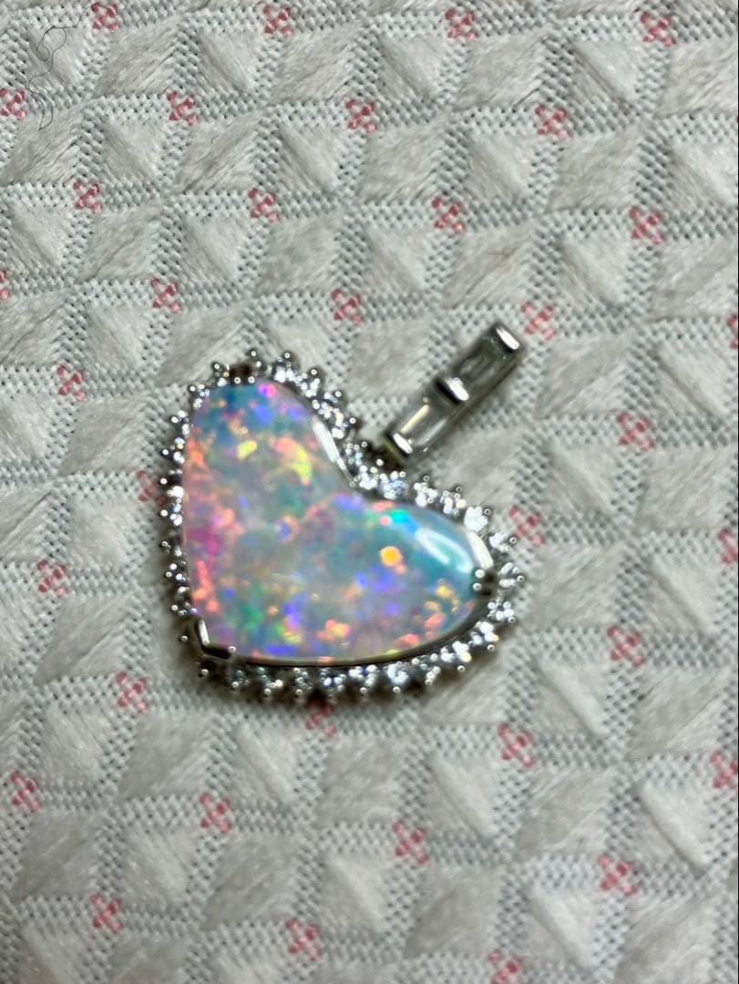 pt900＊美しいハートのオパール＆ダイヤ取り巻きペントップです