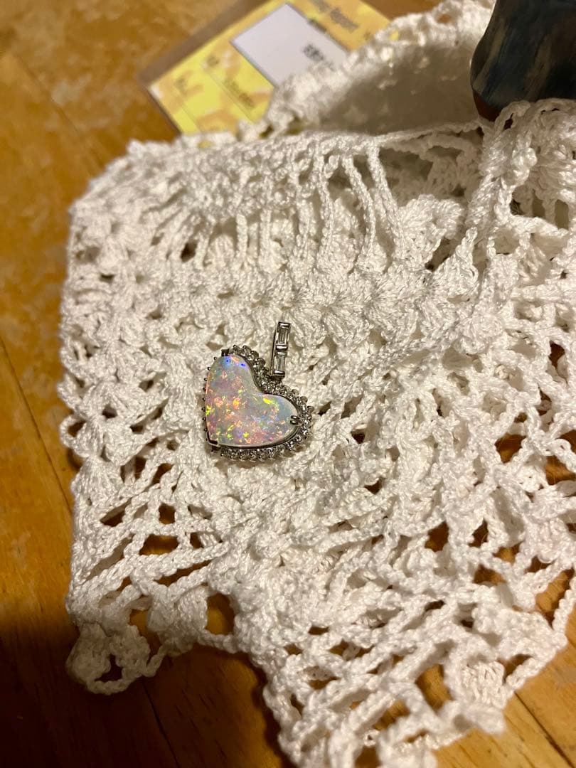 pt900＊美しいハートのオパール＆ダイヤ取り巻きペントップです