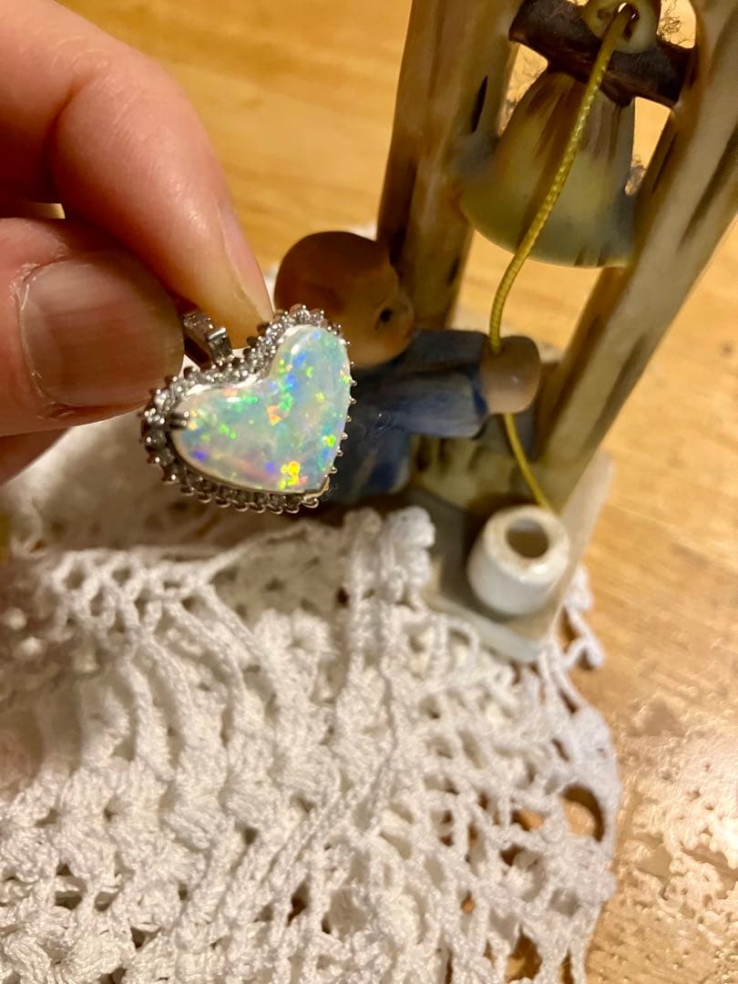 pt900＊美しいハートのオパール＆ダイヤ取り巻きペントップです