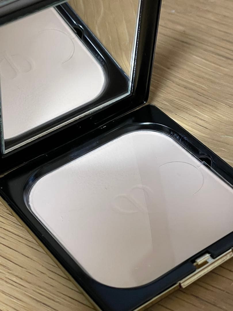 【美品】クレ・ド・ポー ボーテ　プードルコンパクトエサンシエルｎエレガントスリム