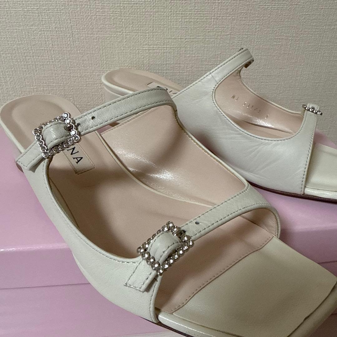 DIANA 繊細なビジューバックルが輝く♪ストリングミュール