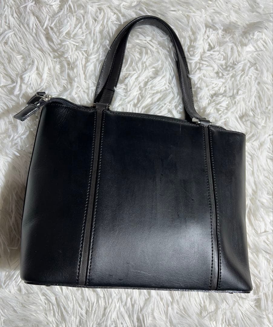 Burberry バーバリー　レザー　ハンドバッグ　黒　フォーマル　三層式