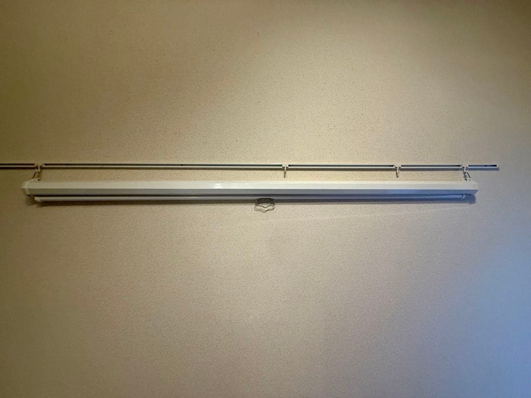 【ほぼ未使用】イーサプライ スクリーン84型4:3 手動ロール 壁掛け天吊り美品