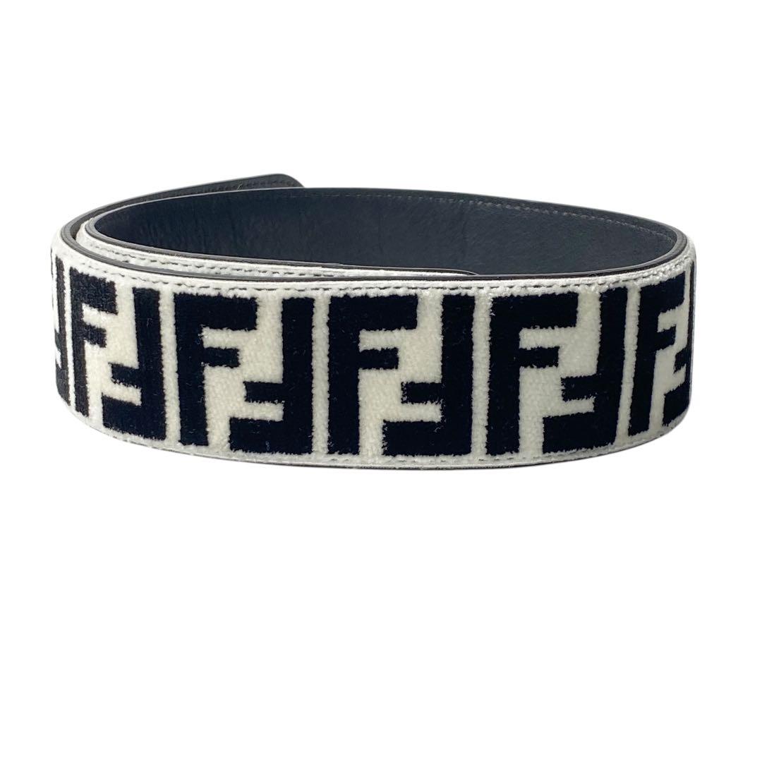 新品同様 フェンディ FENDI ズッカ ショルダーストラップ ファー