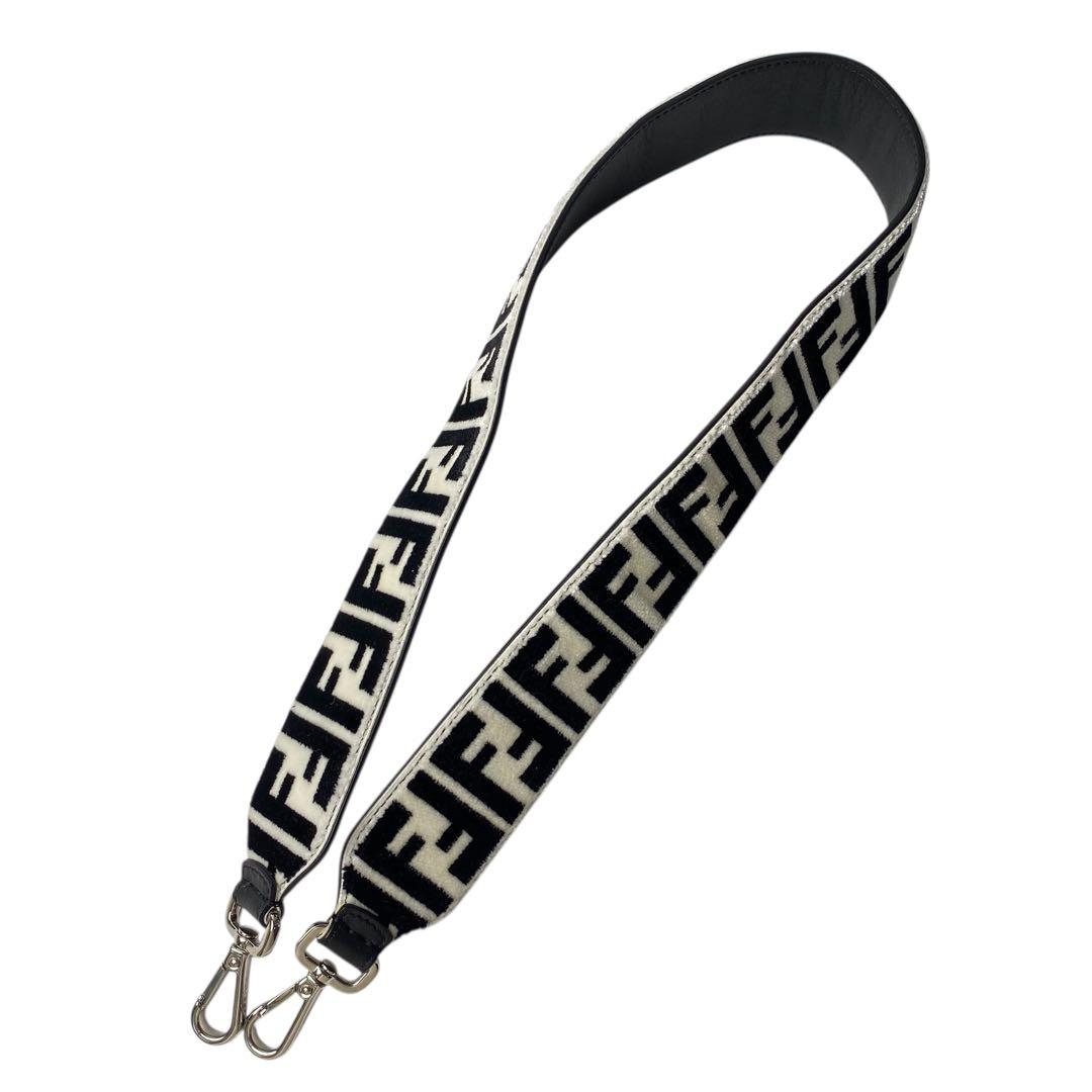 新品同様 フェンディ FENDI ズッカ ショルダーストラップ ファー