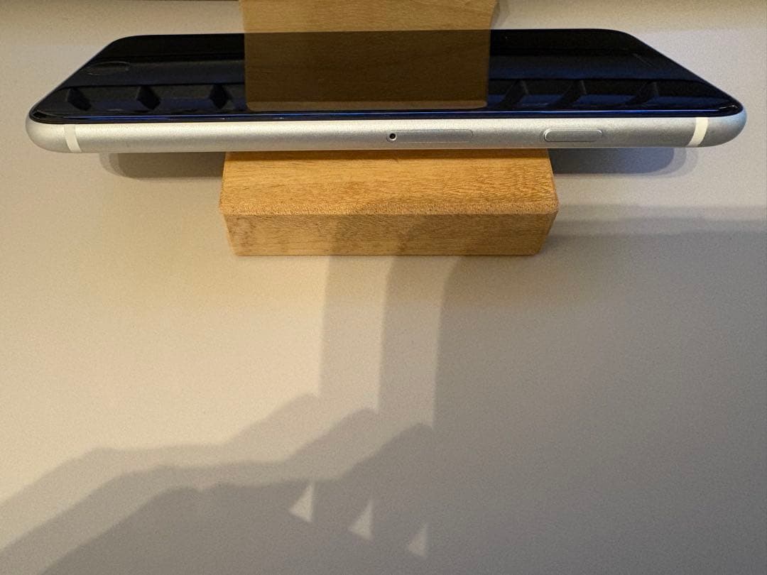 Apple iPhone SE 第二世代　68GB