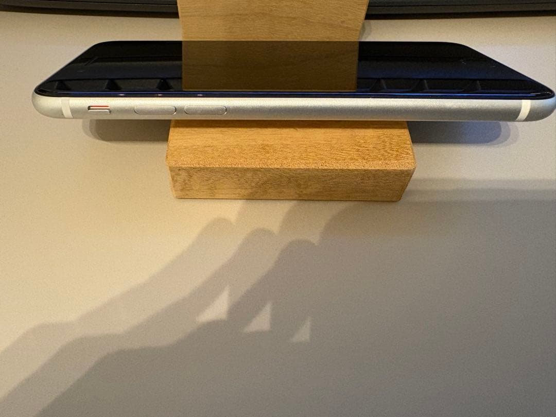 Apple iPhone SE 第二世代　68GB