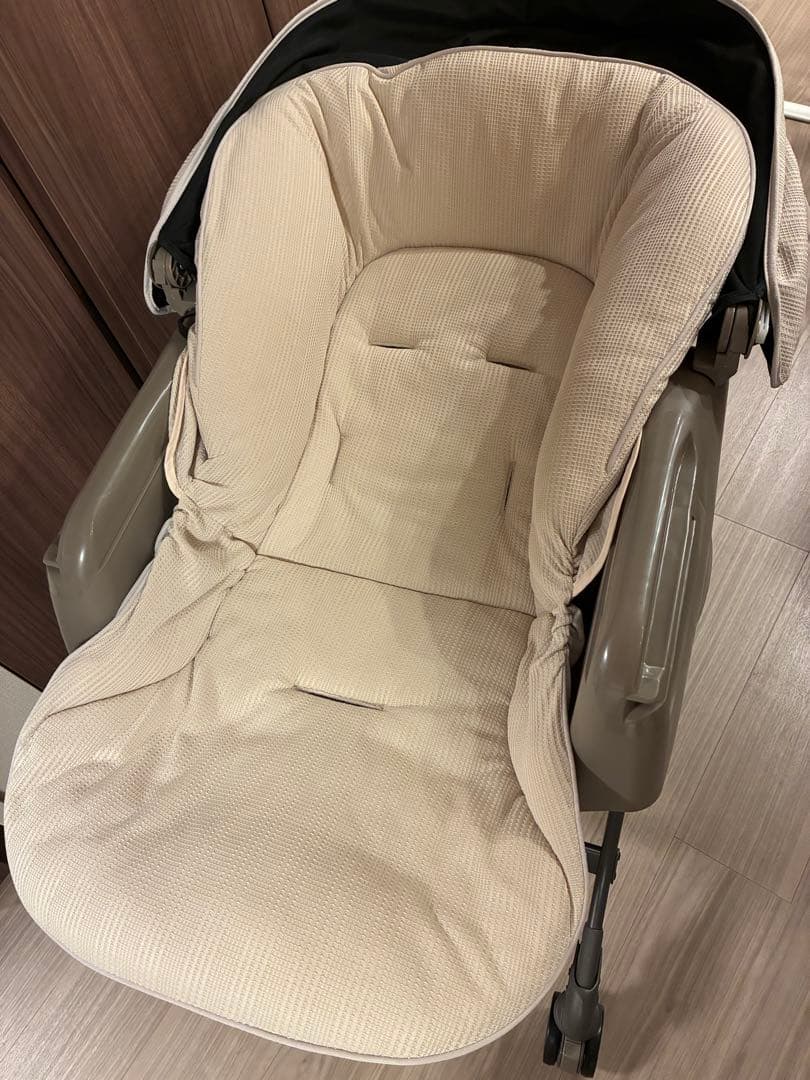 美品&希少 Combi コンビ ネムリラ オートスイング 電動 ミルキーベージュ