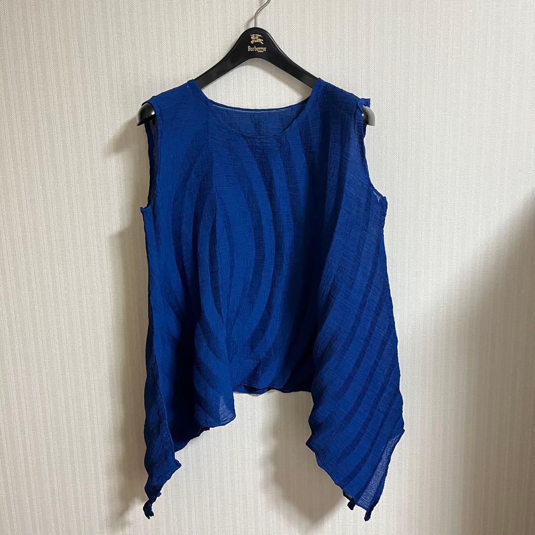 meイッセイミヤケ　シースルークレープ ノースリーブトップス　ブルー