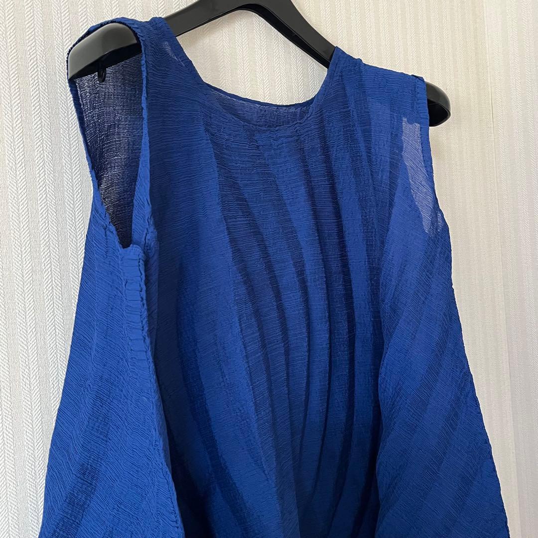 meイッセイミヤケ　シースルークレープ ノースリーブトップス　ブルー