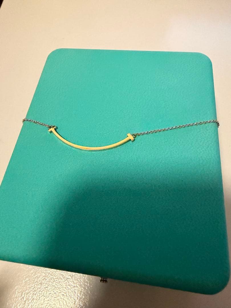 Tiffany Tスマイル ペンダント スモール YG