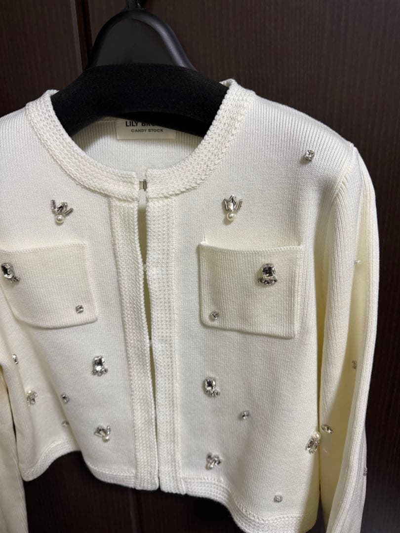 美品LILY BROWN マルチビジューノーカラーニットジャケット