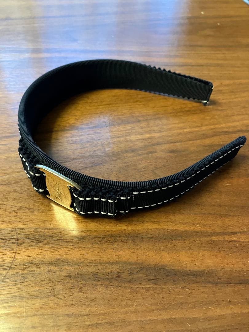 餃子→林檎　フェラガモ　カチューシャ　リボンステッチ