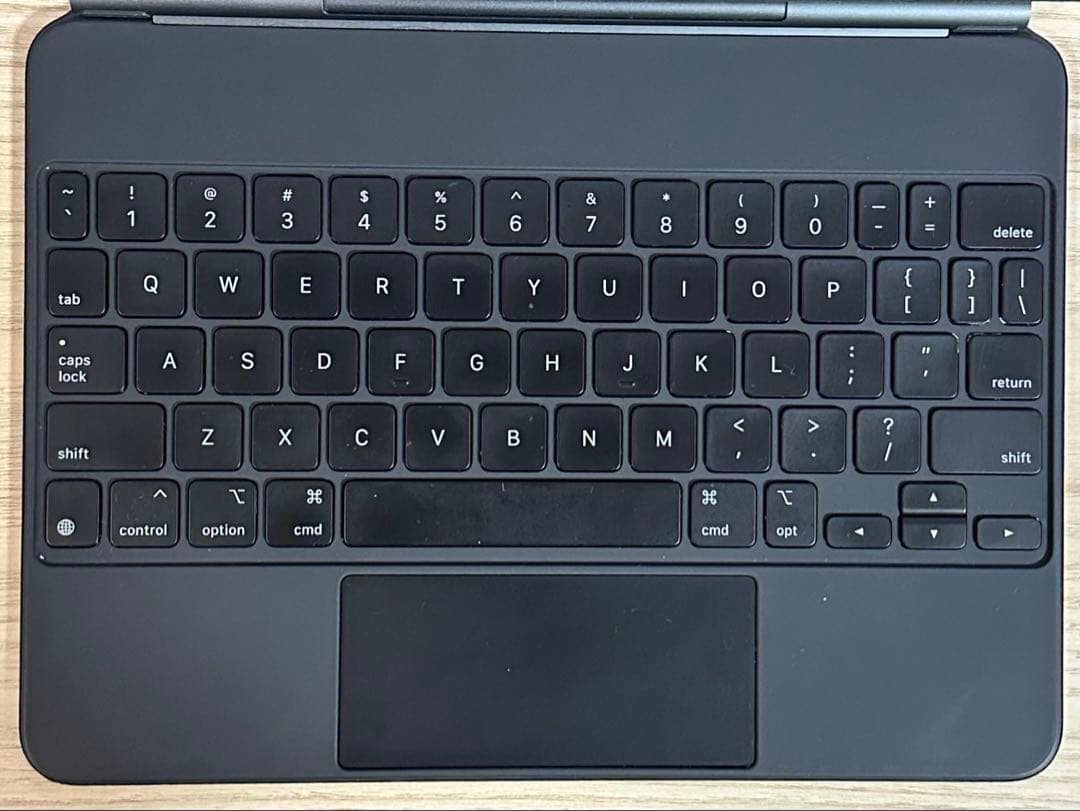 箱有 iPad Pro 11\" 純正 Pencil Magic Keyboard