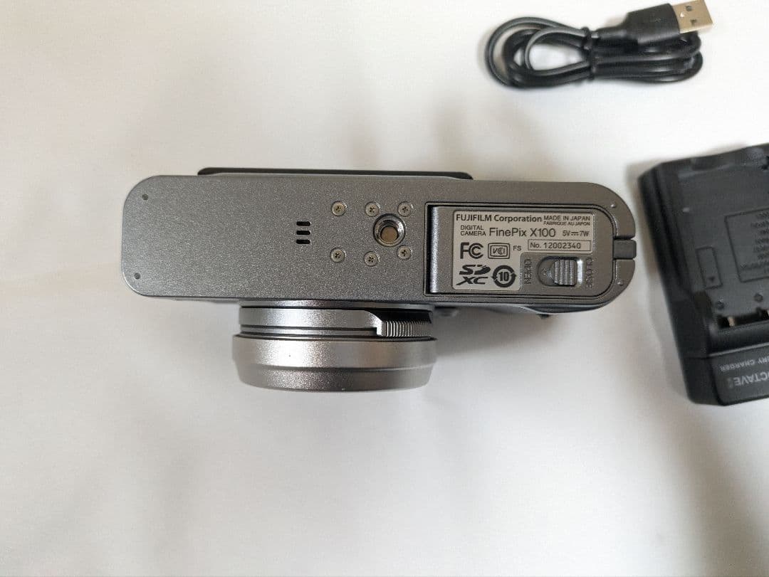 FUJIFILM X100 富士フイルム コンタクトデジタルカメラ おまけ付