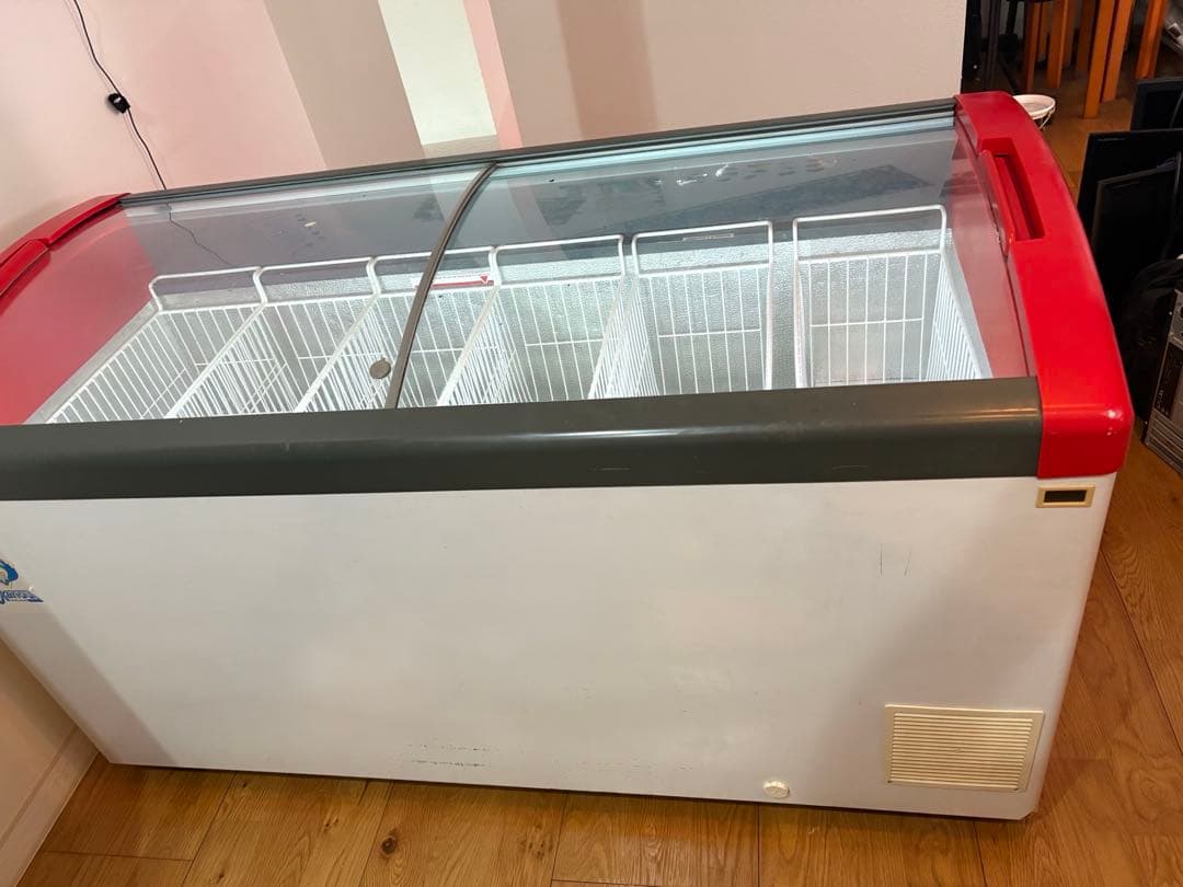 大型冷凍庫 ガラス蓋付き 赤/白