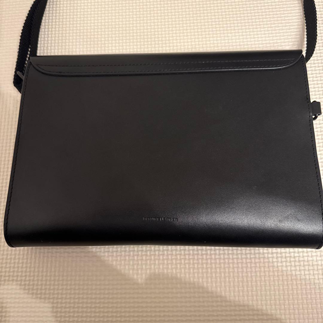 FRED PERRY ブラックレザーショルダーバッグ