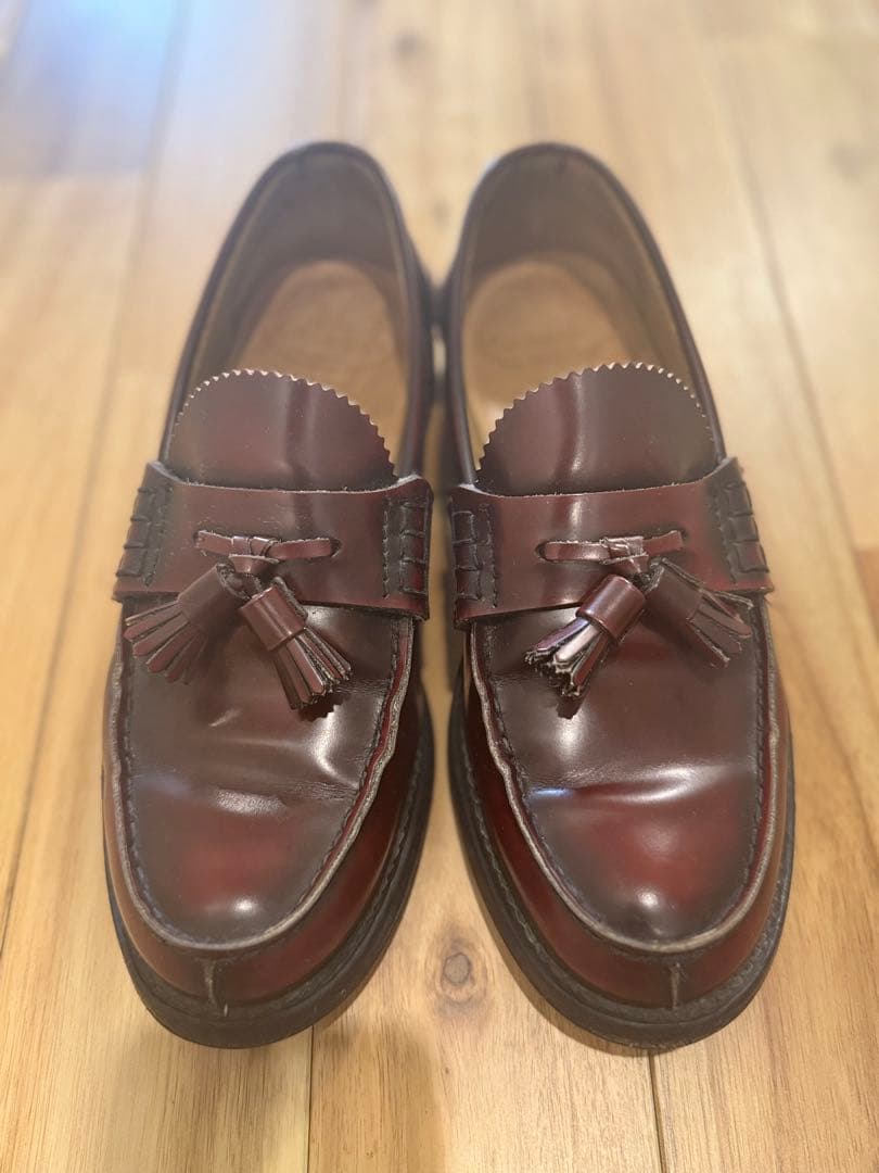 ダークブラウン タッセル付きローファー