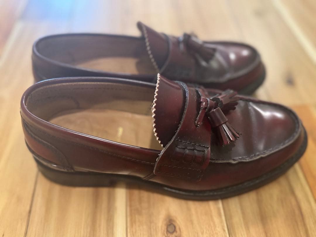 ダークブラウン タッセル付きローファー